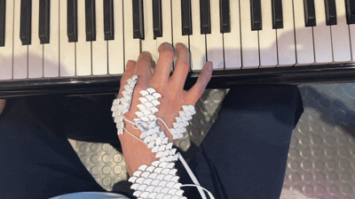 AI stimulates fingers to play a melody